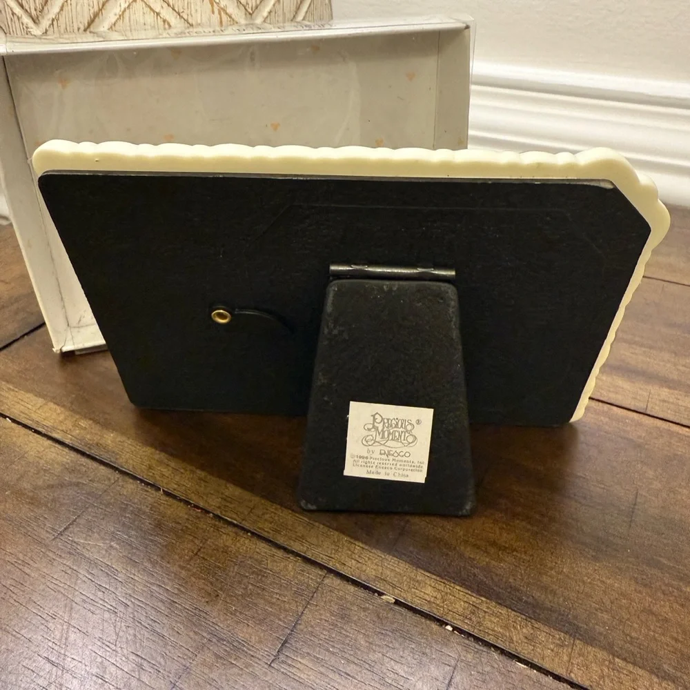 VTG Precious Moments Friend - Cream and Gold